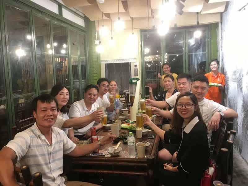 亚新带领客户进行越南市场考察